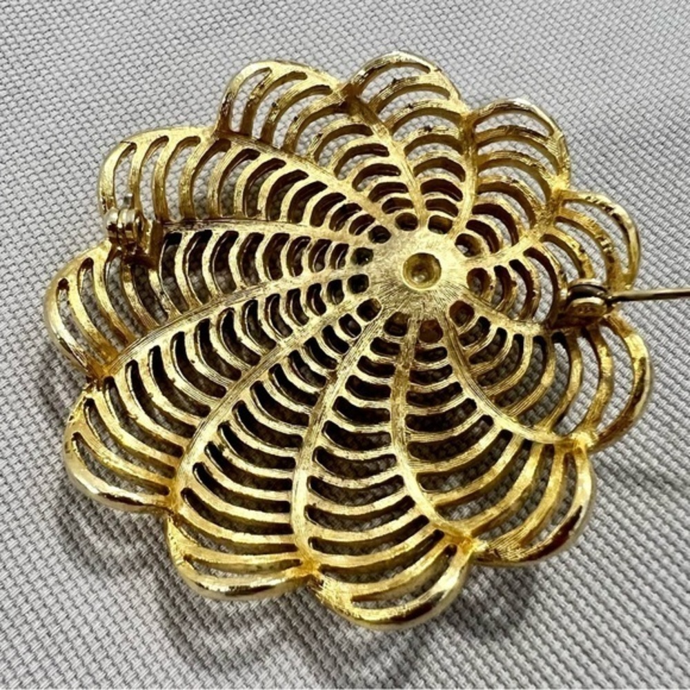 Vintage costume jewelry - gold tone and Pearl Brooch - Picture 6 of 10